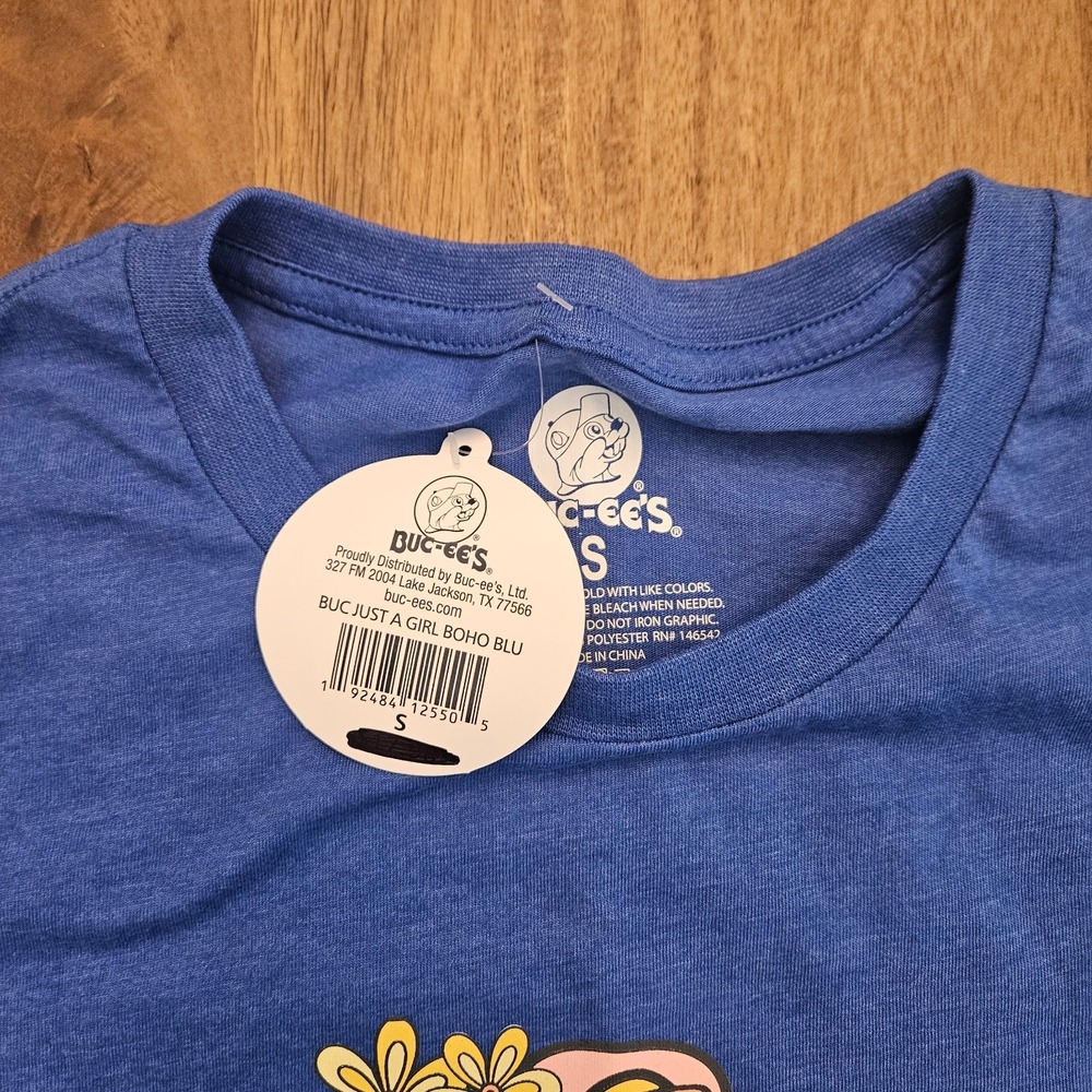 Buc-ee's Shirt Womens Small Blue "Just a Girl Who Loves Buc-ee's" Beaver Flowers - Picture 4 of 5